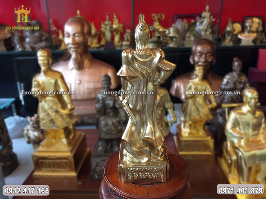 Hình ảnh phía sau của bức tượng đồng